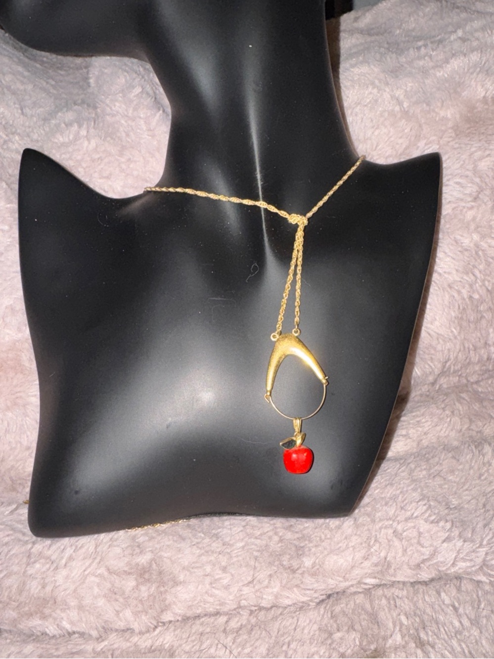 Vintage Trifari gold toned pendant necklace